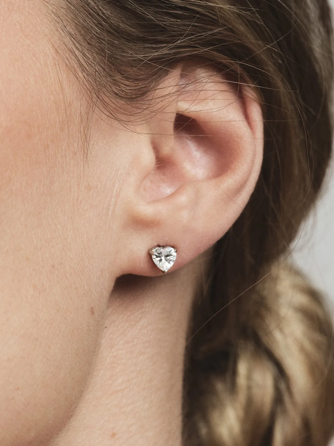Mockberg Bonne White Studs øreringer sølv hjerte