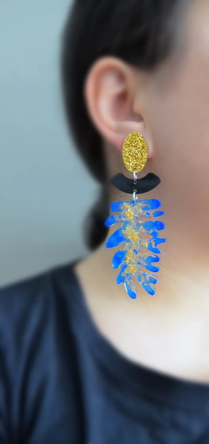 BooandBooFactory Blue Seaweed Leaf øredobber blå gullglitter