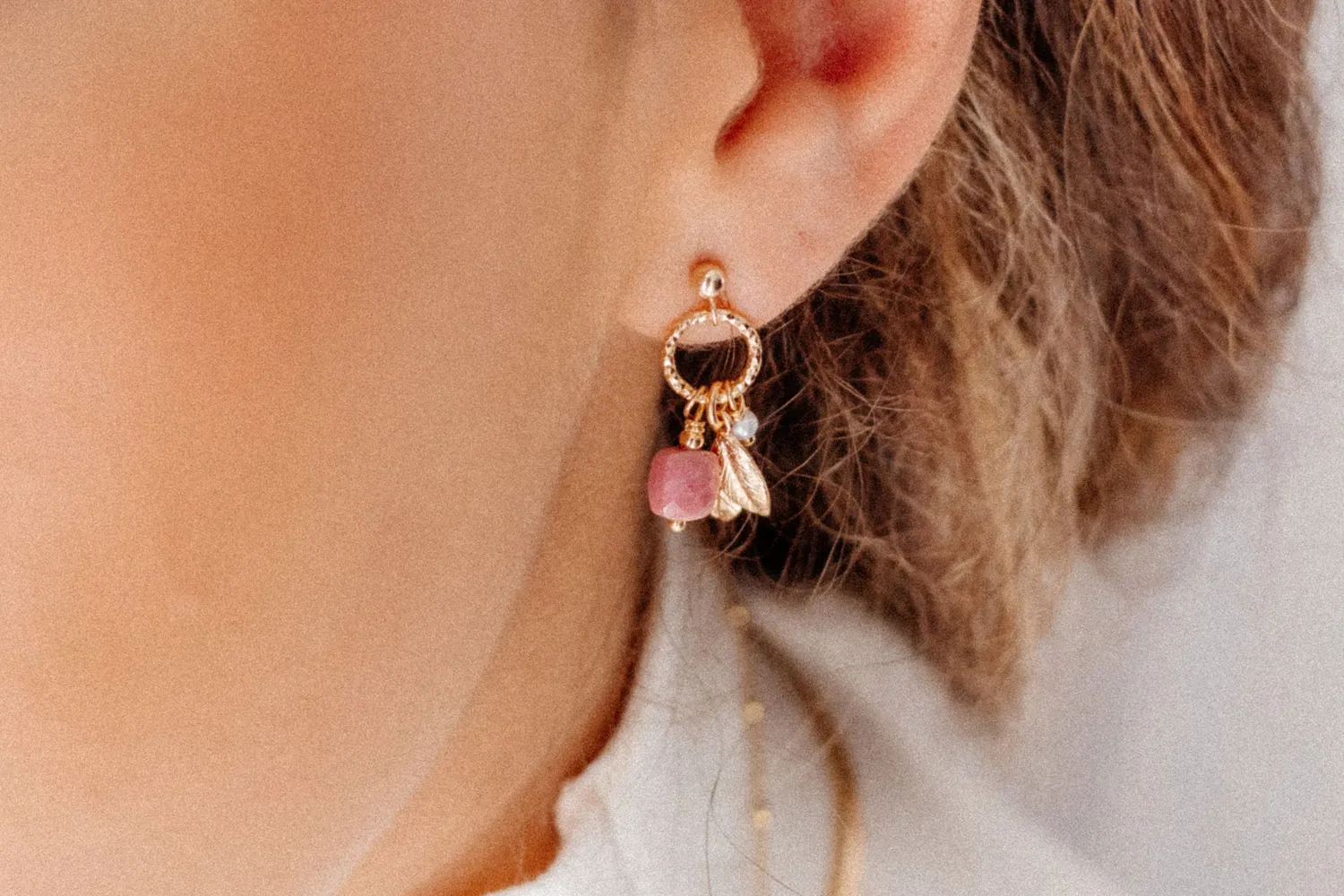 Eremis Syre øredobber 18k gull rhodonitt perle