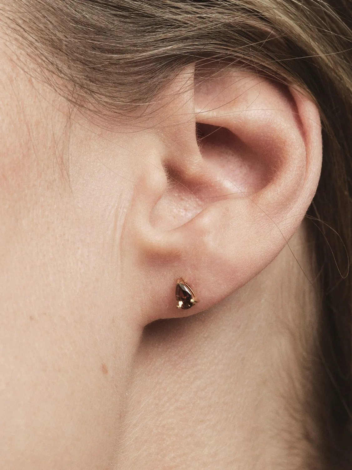 Mockberg Belle Coffee Small Studs øredobber gull zirkonia
