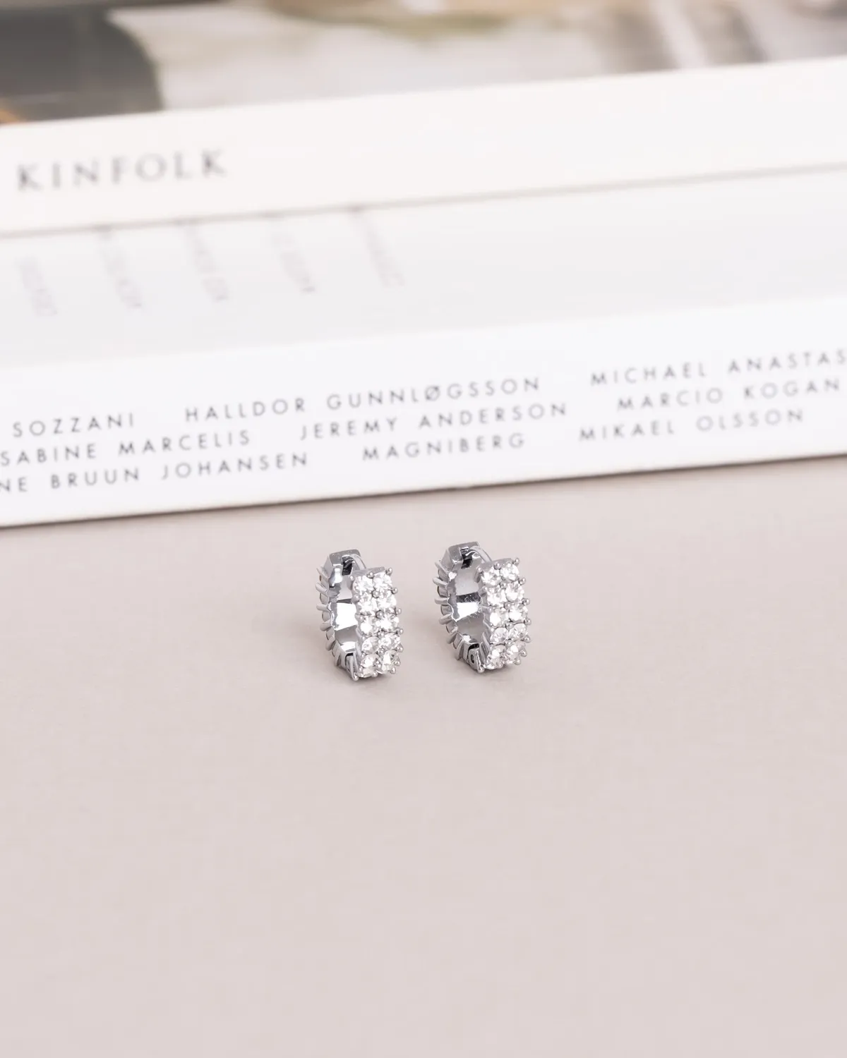 Mockberg Midnight Hoops Medium øredobber sølv 16 mm zirconia