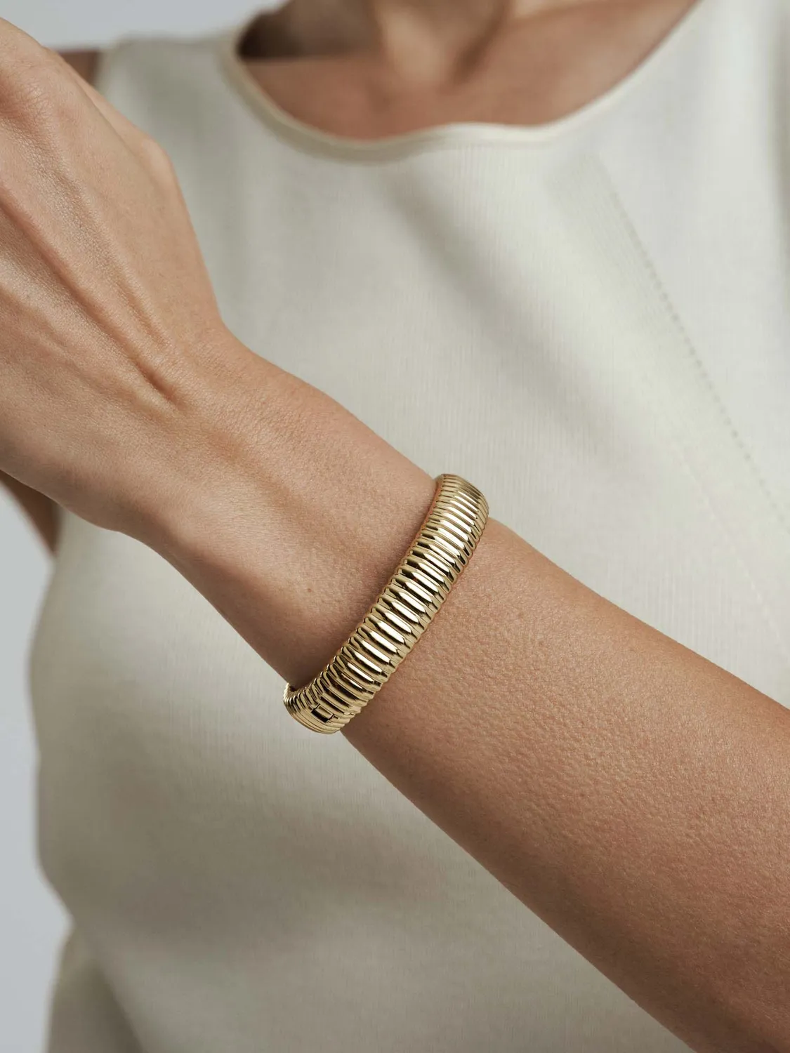 Mockberg Retro Ribbed Bangle armring gull 13 mm