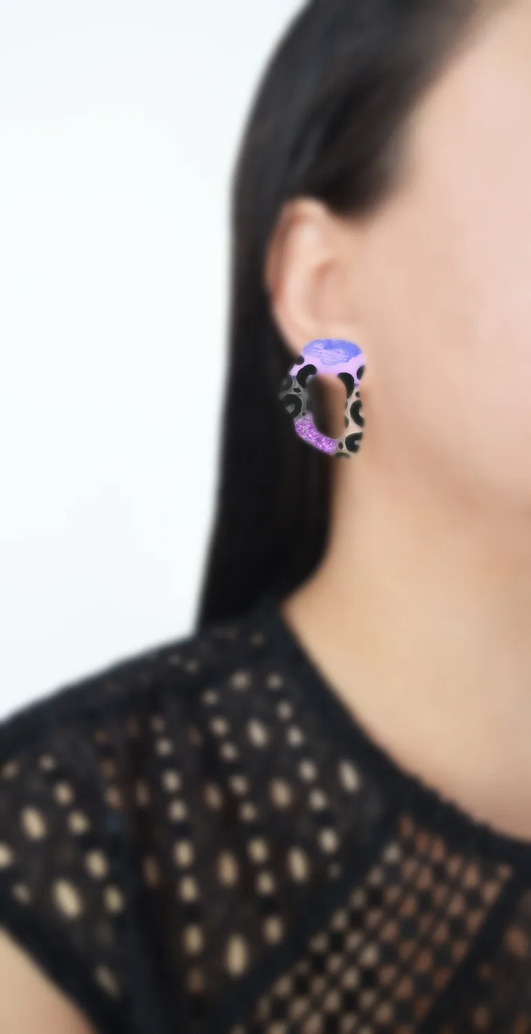 BooandBooFactory Leopard Squiggle øredobber lilla glitter