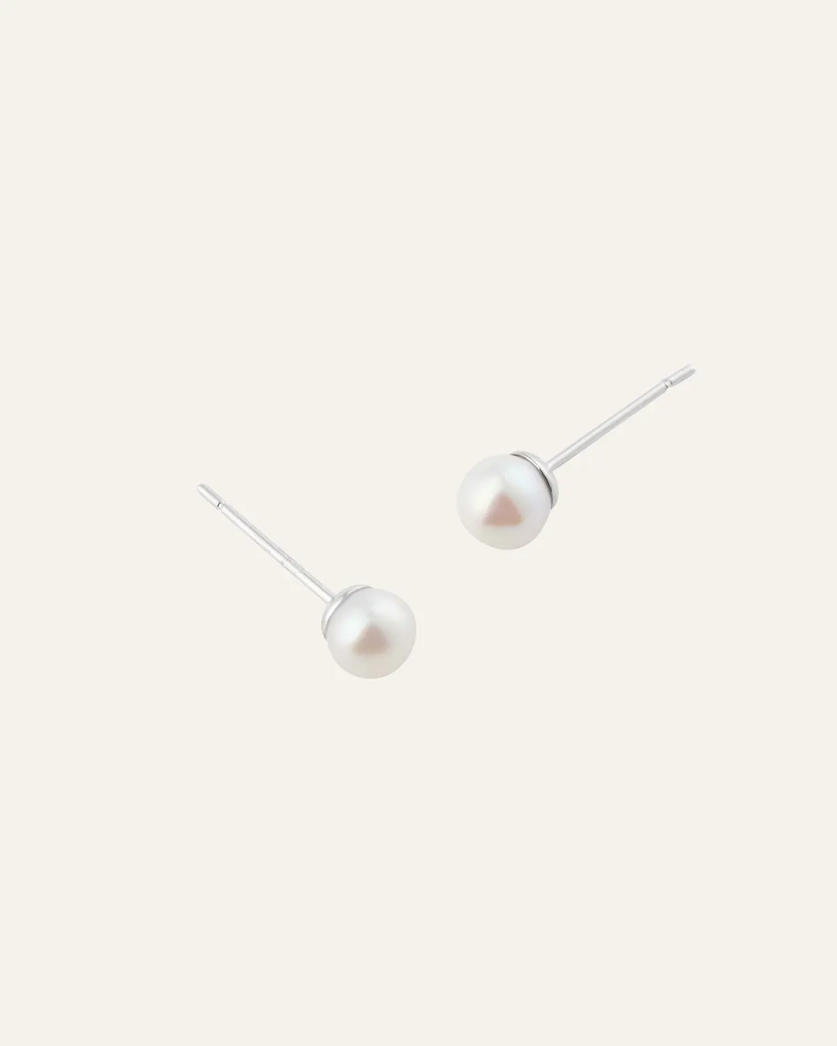 Mockberg Pearl Studs Medium øredobber sølv 5 mm ferskvannsperle