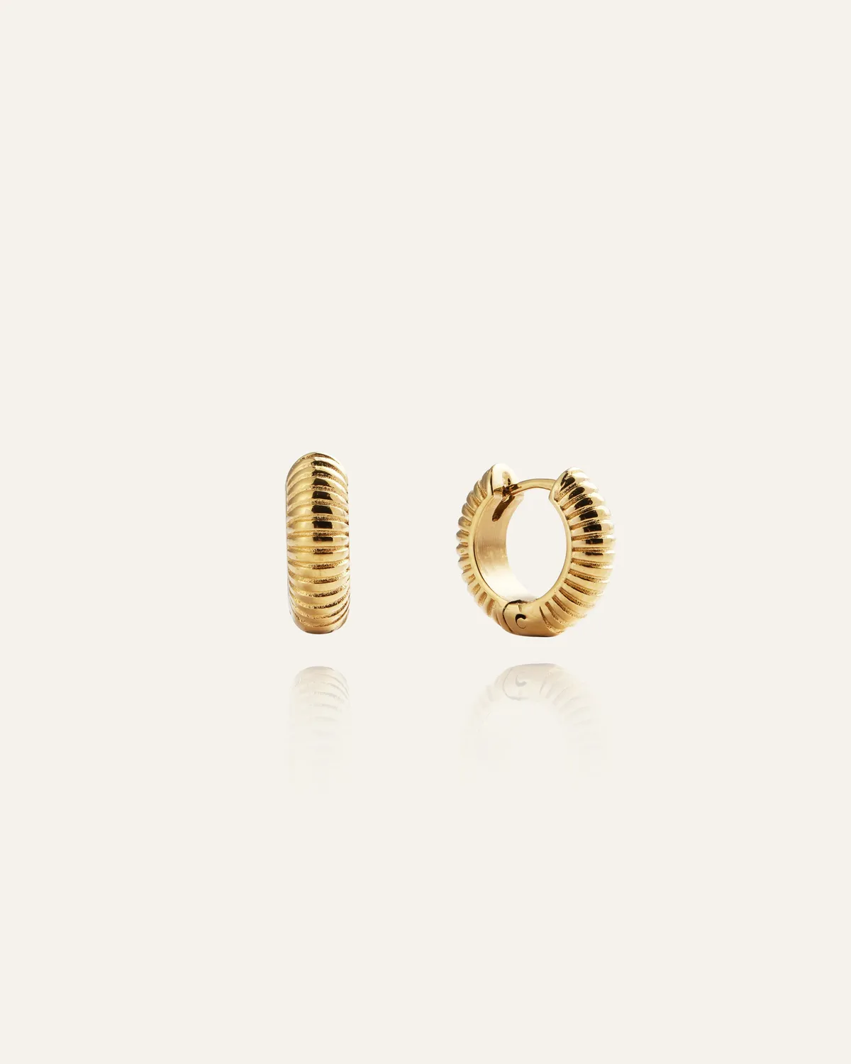 Mockberg Ribbed Hoops Small øredobber gull 14 mm rillet