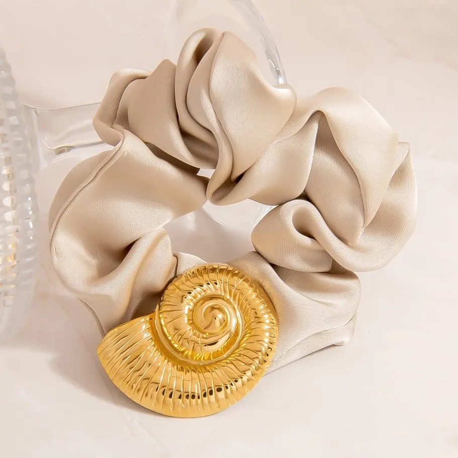 Mea Nani Golden Hour scrunchie beige med gull