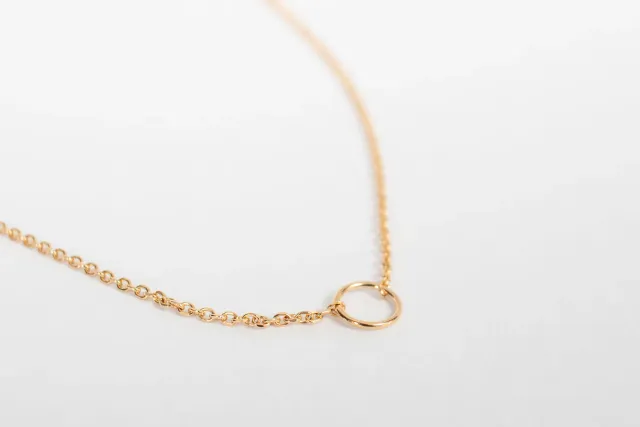 Eremis halssmykke med liten ring gullbelagt 5 mm