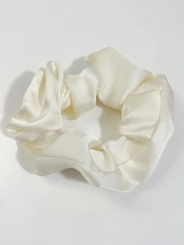 Mea Nani scrunchie sateng kremhvit