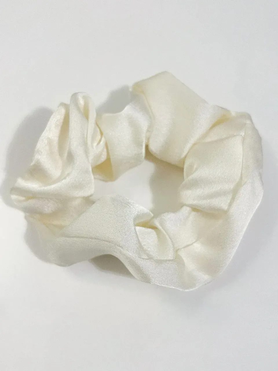 Mea Nani scrunchie sateng kremhvit