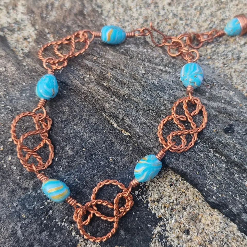 Kunstnerbonden Fand armbånd kobber blå perler