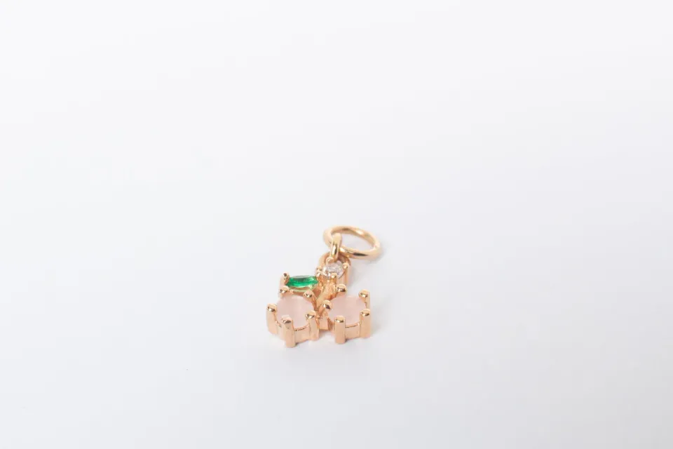 Eremis Cerise charm 18k gull anheng