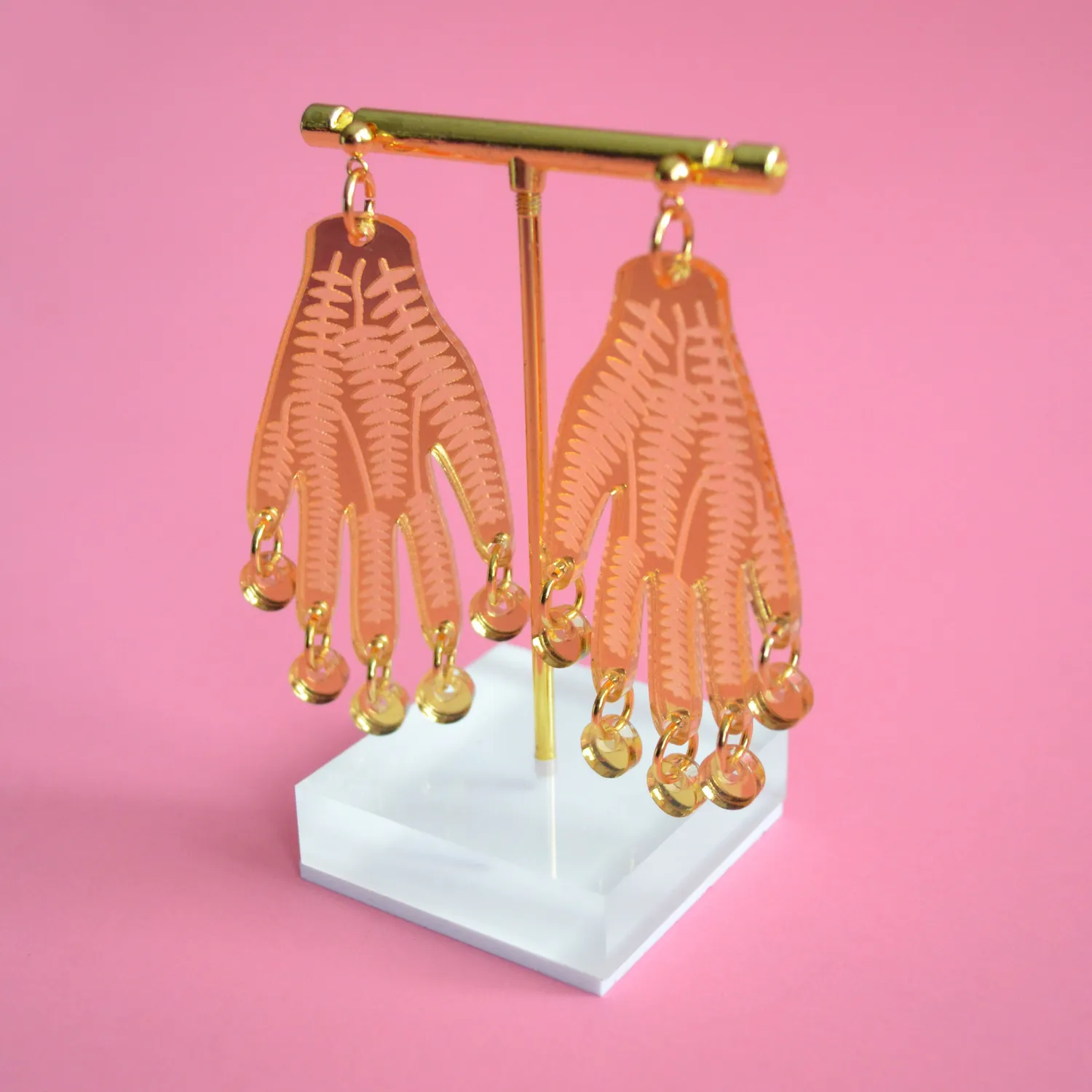 BooandBooFactory Gold Hands with Engraved Flower Vines øredobber gull
