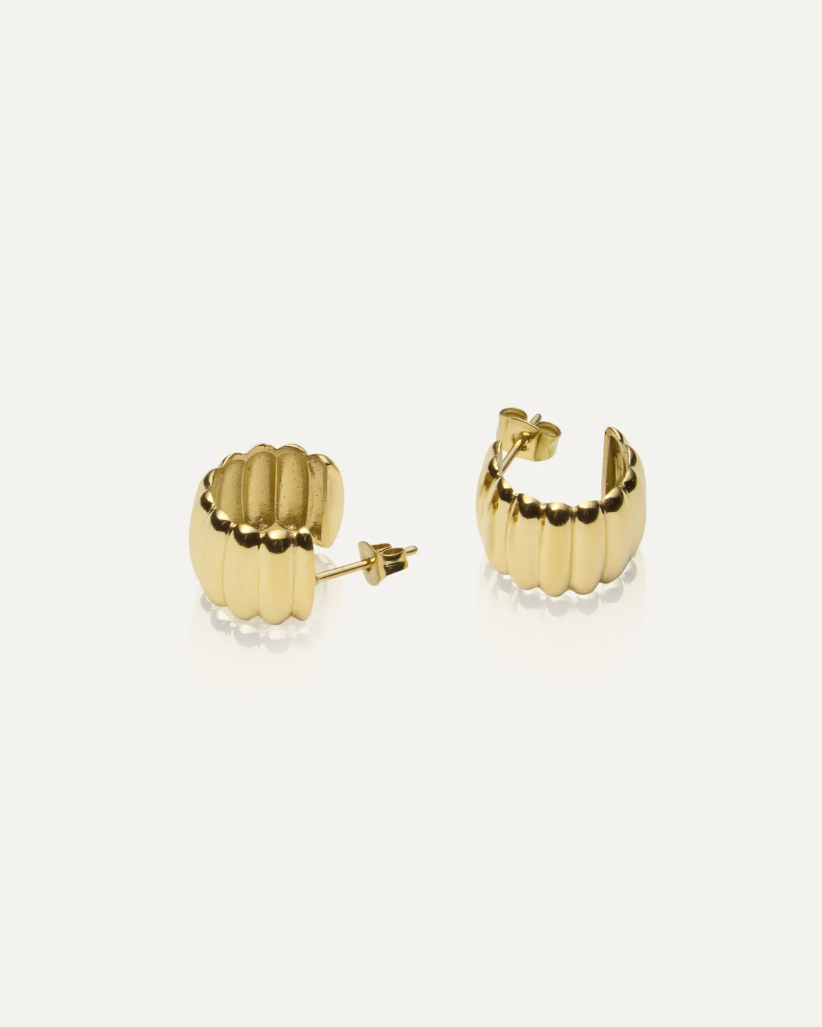 Mockberg Chic Ribbed øredobber gull 16,5 mm