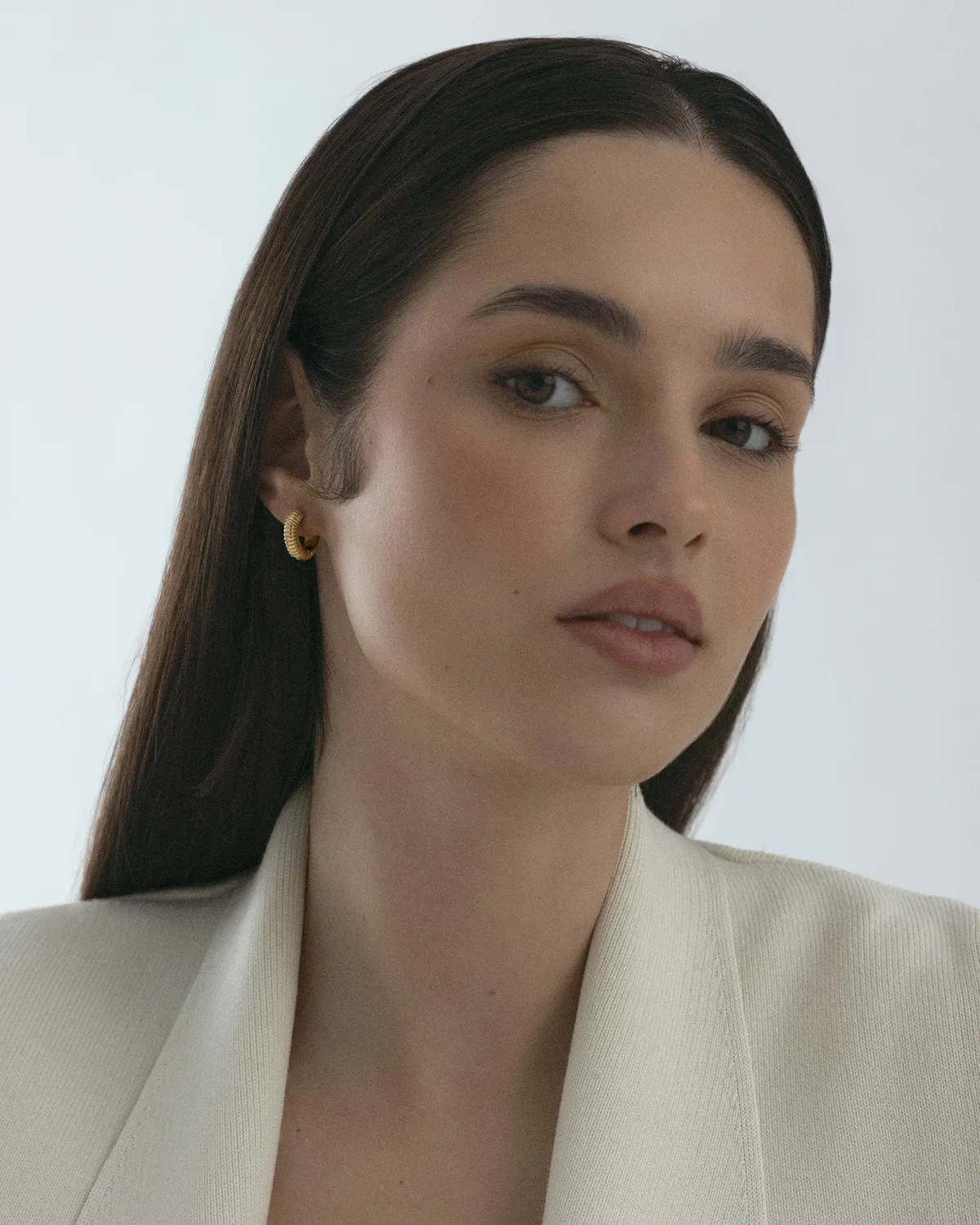 Mockberg Ribbed Hoops Medium øreringer gull 16 mm