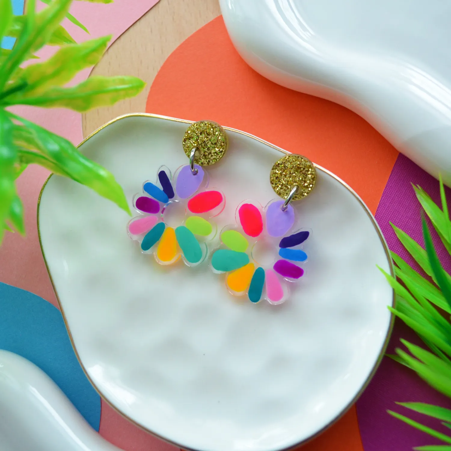 BooandBooFactory Neon Rainbow Resin Flower Dangle øredobber