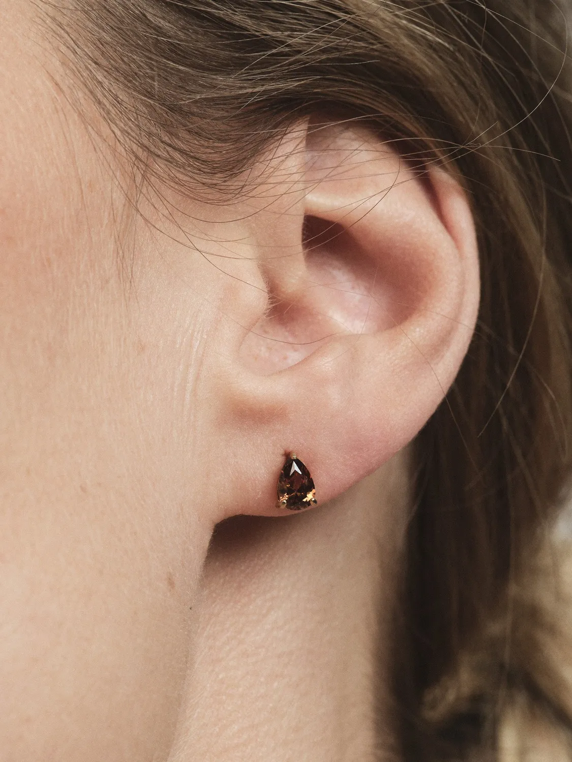 Mockberg Belle Coffee Medium Studs gull 6x4 mm