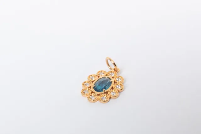 Eremis Delphine charm gullbelagt