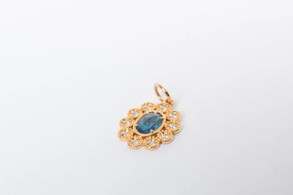 Eremis Delphine charm gullbelagt
