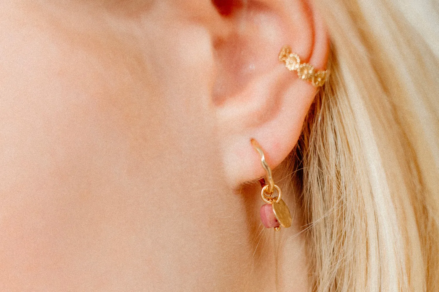 Eremis rosa rhodonitt charm 18k gull