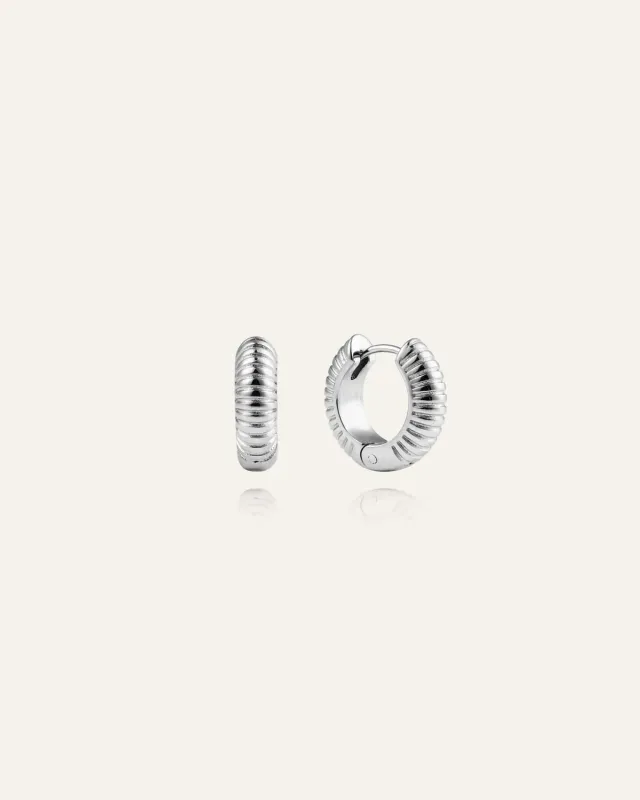 Mockberg Ribbed Hoops Medium øredobber sølv 16 mm vanntett