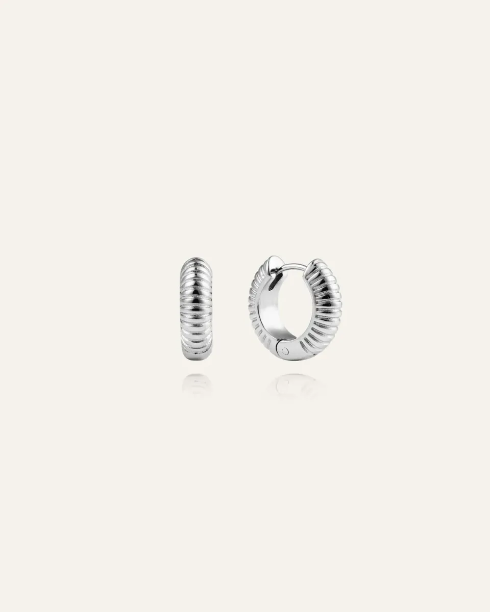 Mockberg Ribbed Hoops Medium øredobber sølv 16 mm vanntett