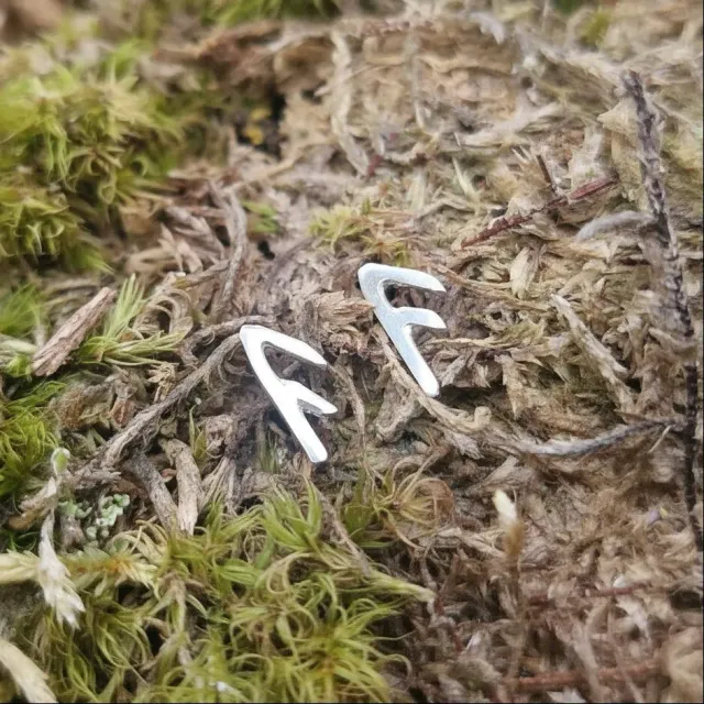 Kunstnerbonden Ansuz rune ørestift sølv eldre futhark