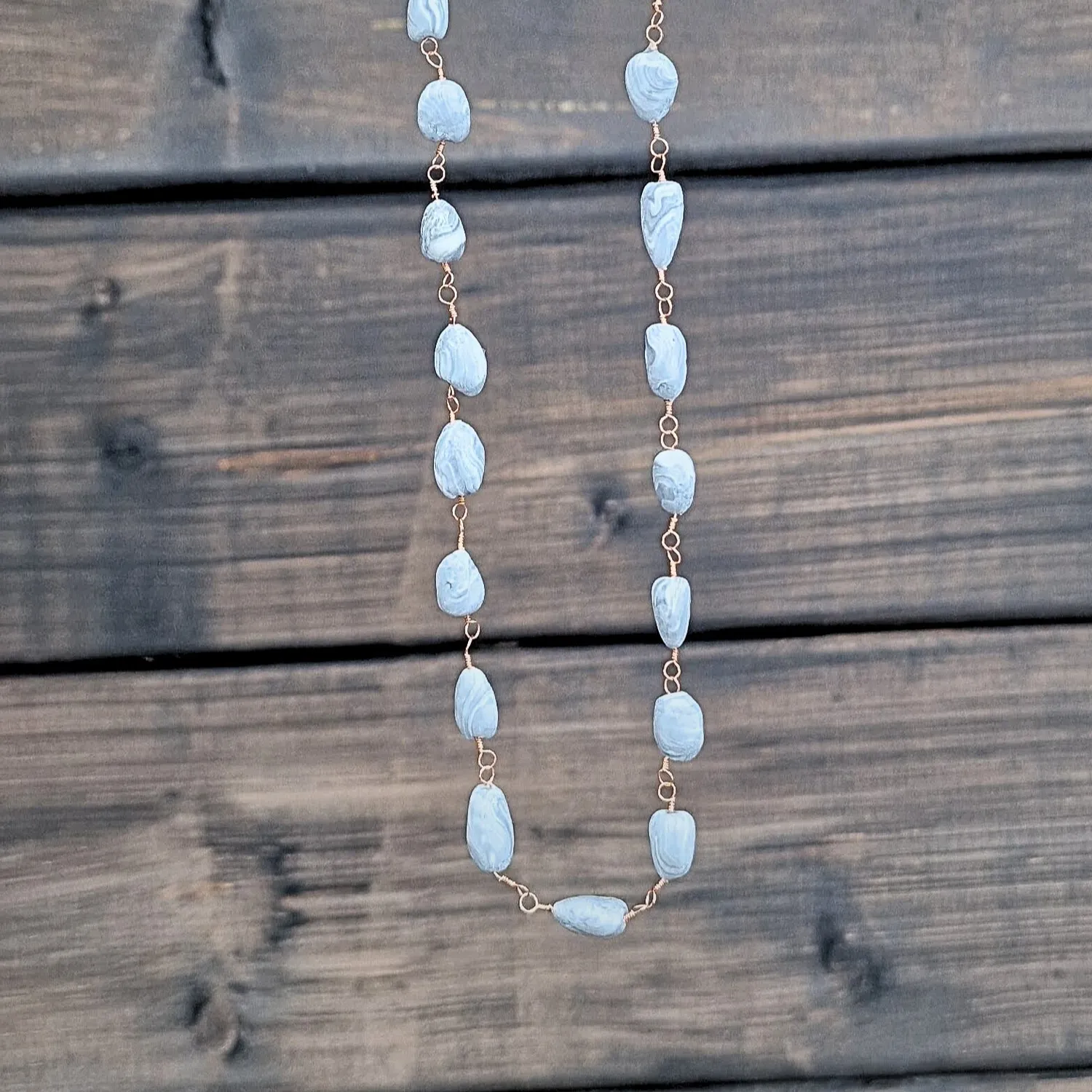 Kunstnerbonden Tinderangler halskjede grå perler
