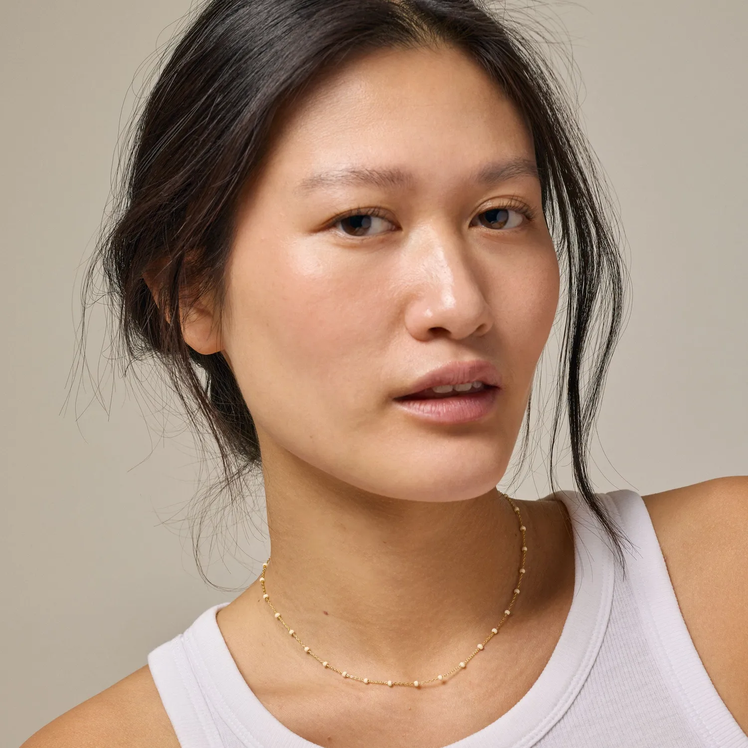 Enamel Lola Daisy smykkesett gull 2 deler