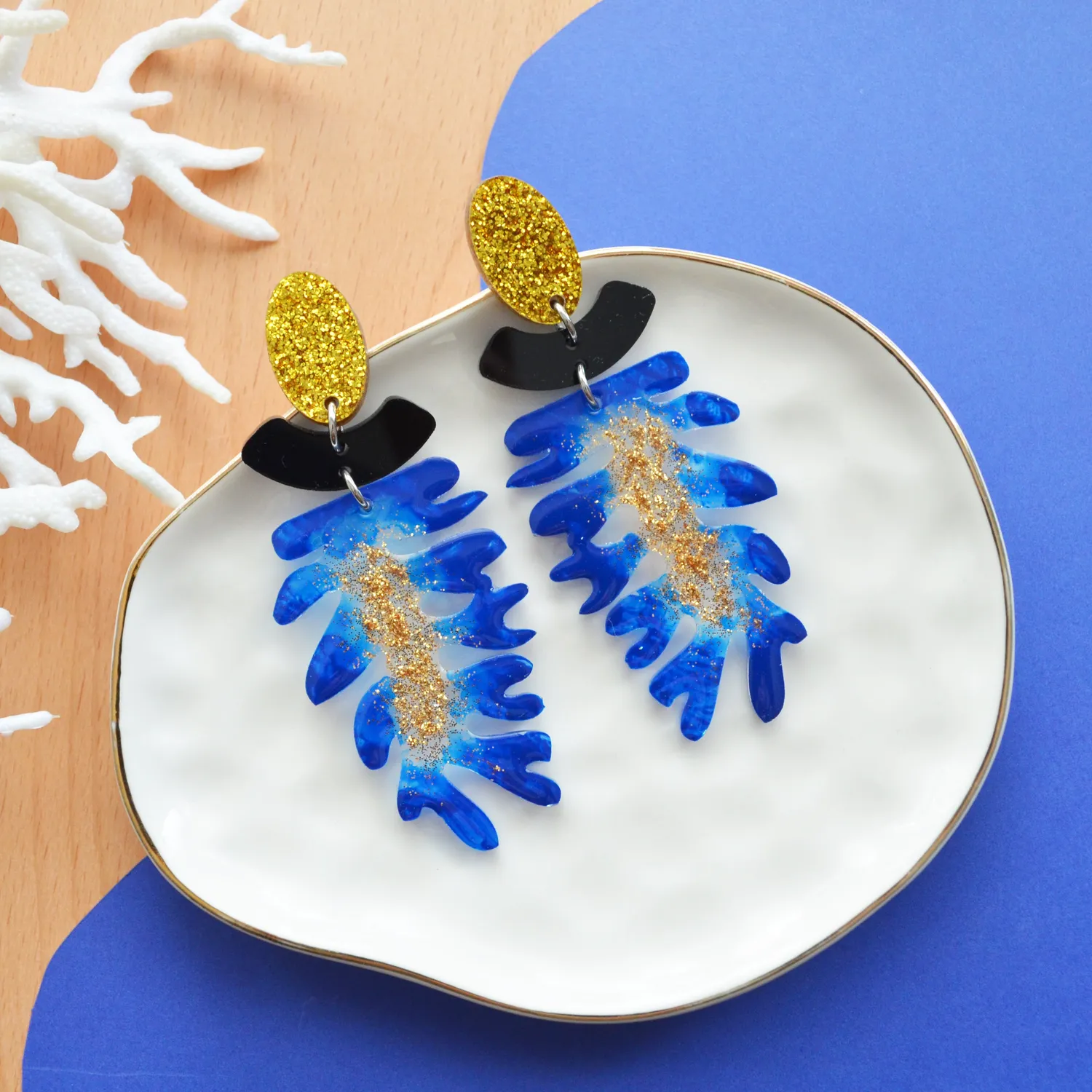 BooandBooFactory Blue Seaweed Leaf øredobber blå gullglitter