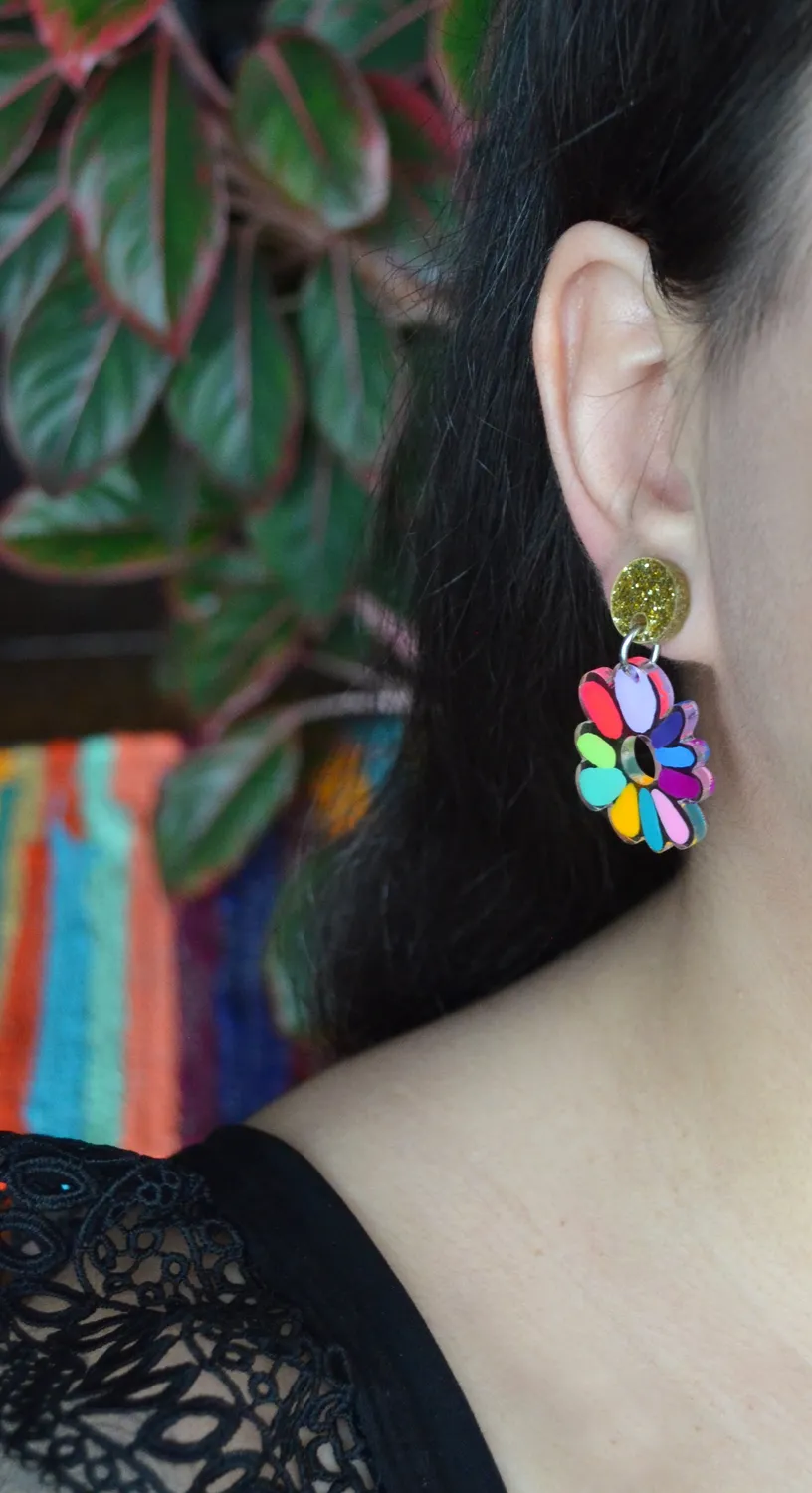 BooandBooFactory Neon Rainbow Resin Flower Dangle øredobber