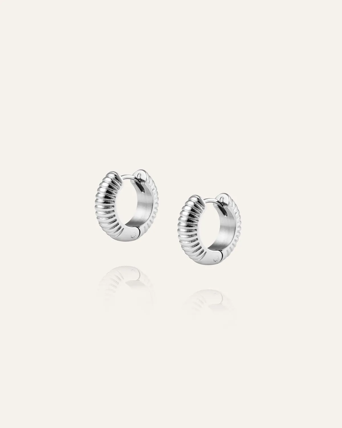 Mockberg Ribbed Hoops Small øredobber sølv stål