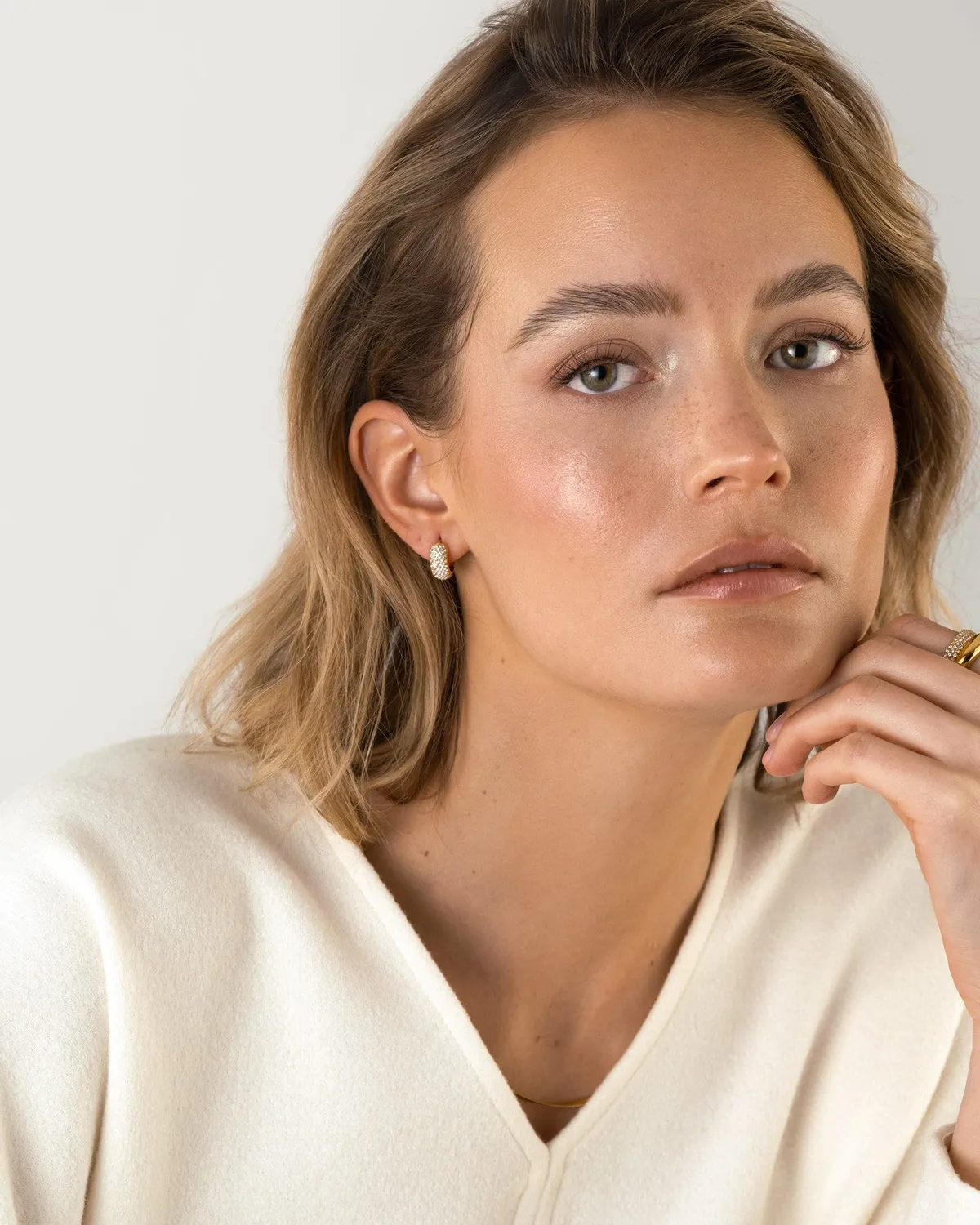 Mockberg Amour Hoops Small øredobber gull 14 mm stein