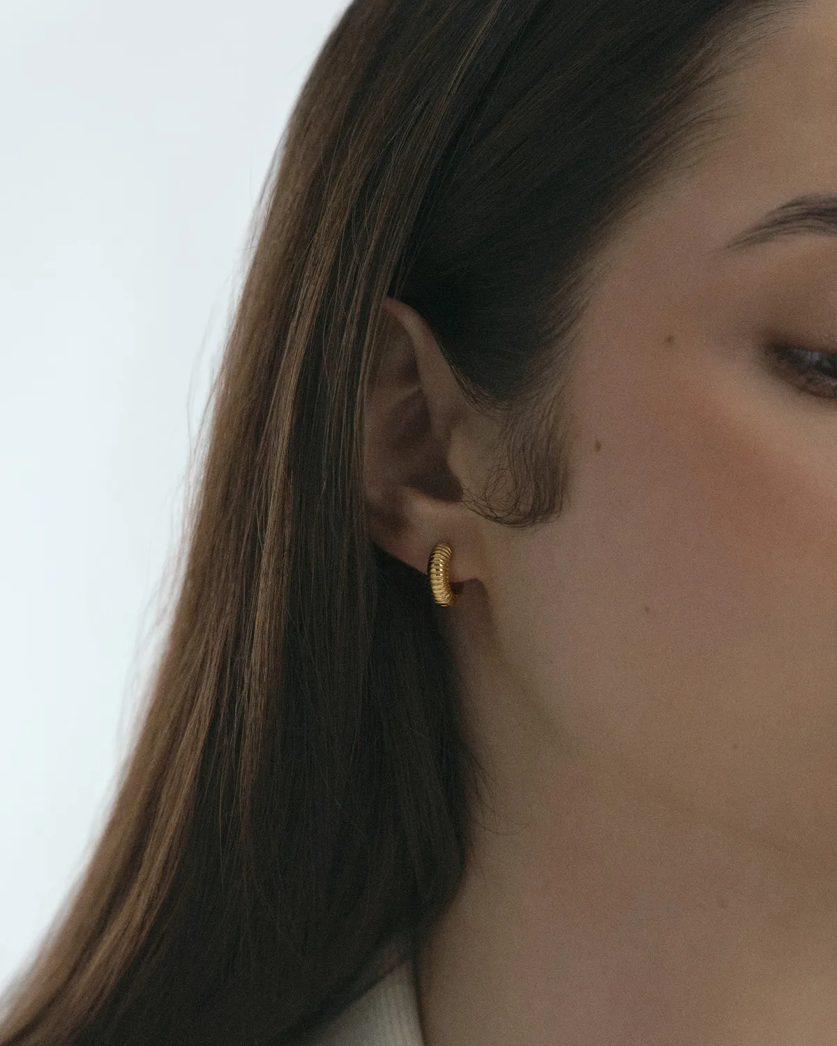 Mockberg Ribbed Hoops Small øredobber gull 14 mm rillet