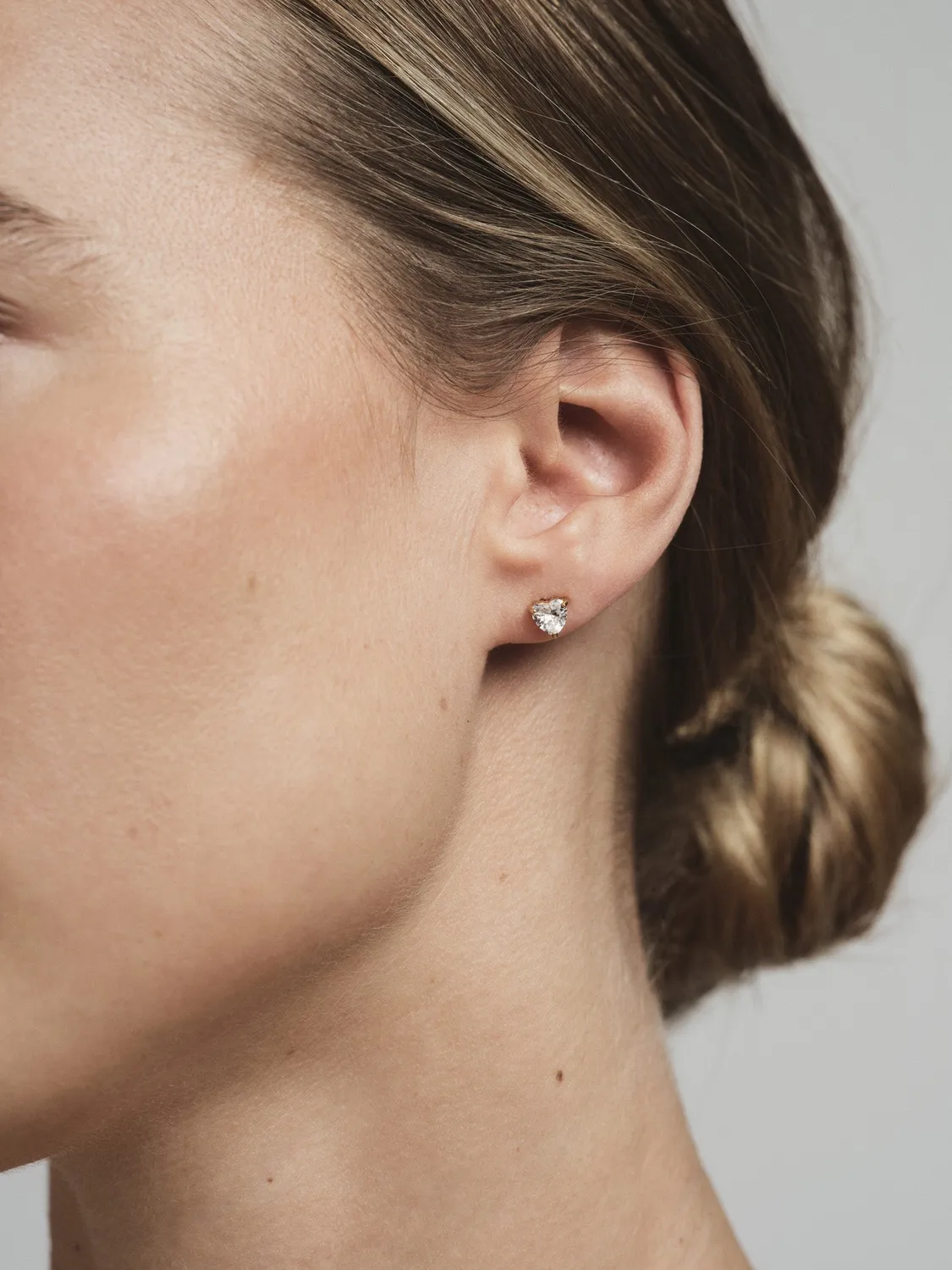 Mockberg Bonne White Studs øredobber gull hjerte