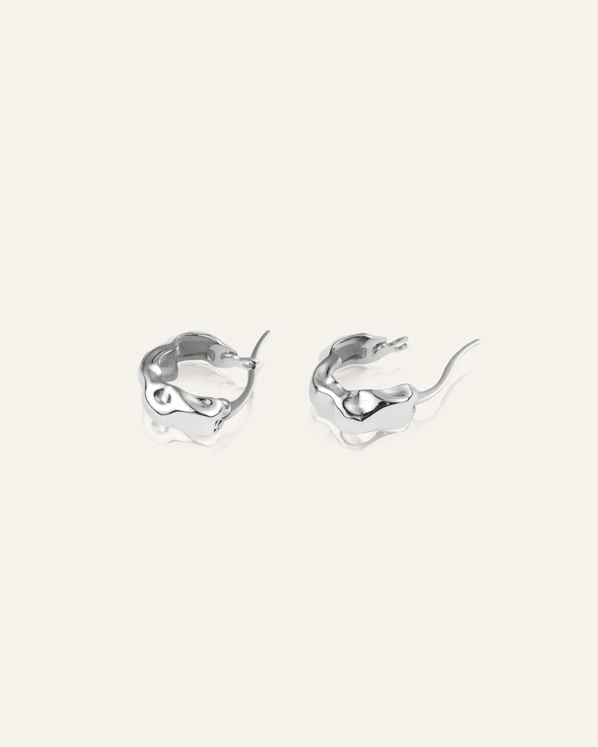 Mockberg Wavy Bolded Mini Hoops øredobber sølv 12 mm