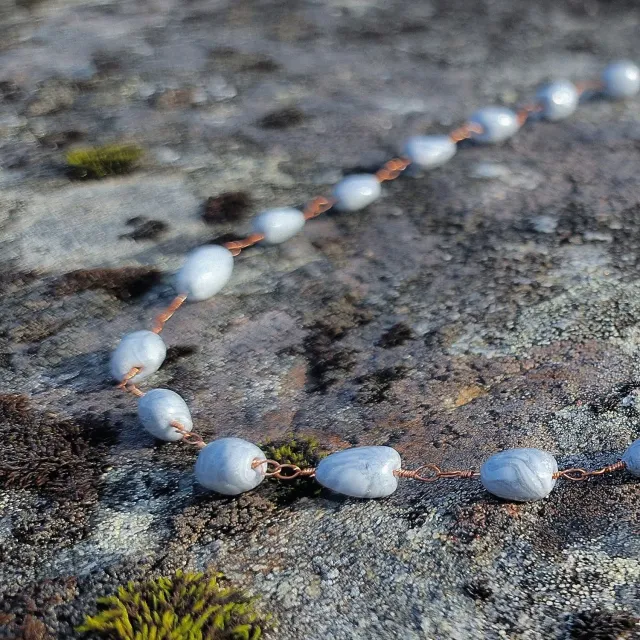 Kunstnerbonden Tinderangler halskjede grå perler