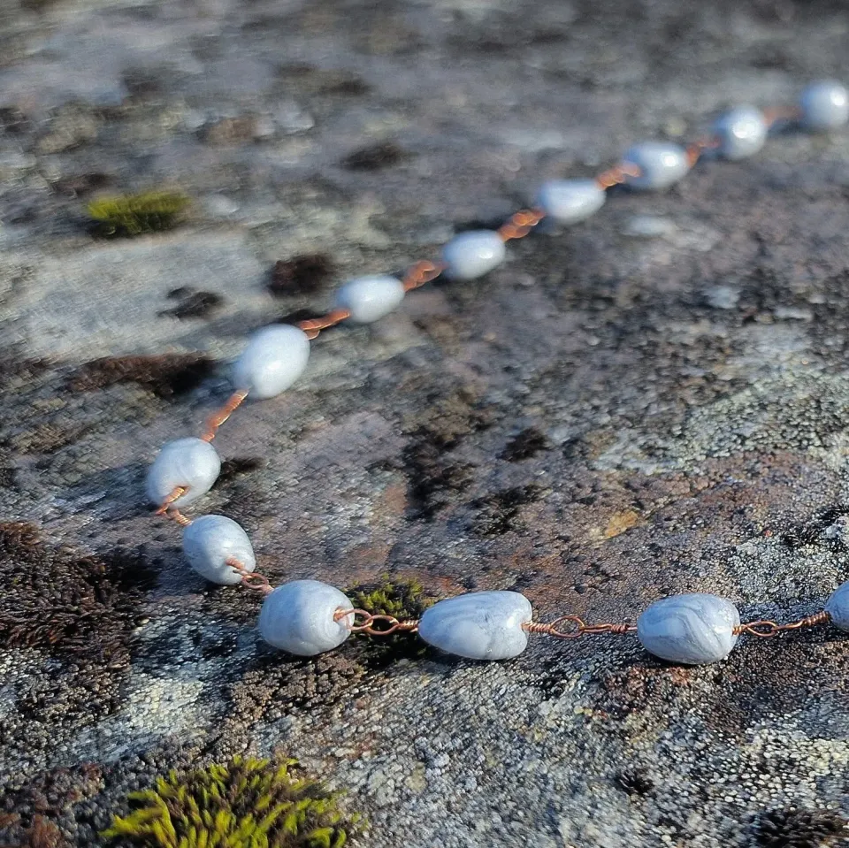 Kunstnerbonden Tinderangler halskjede grå perler