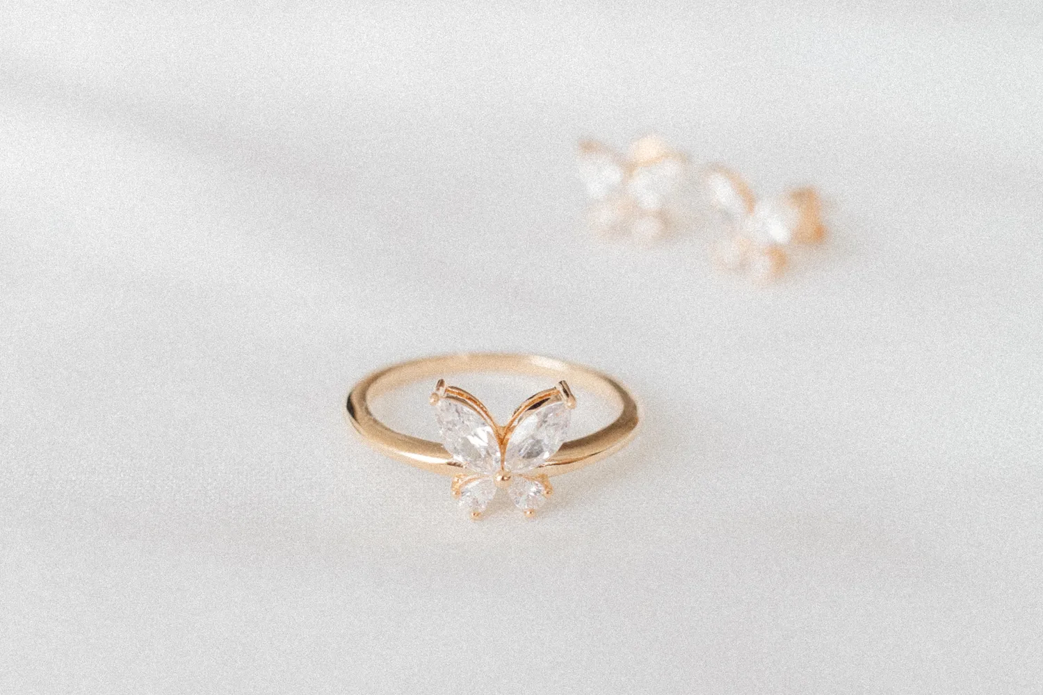 Eremis Papillonne ring zirkonia gullbelagt