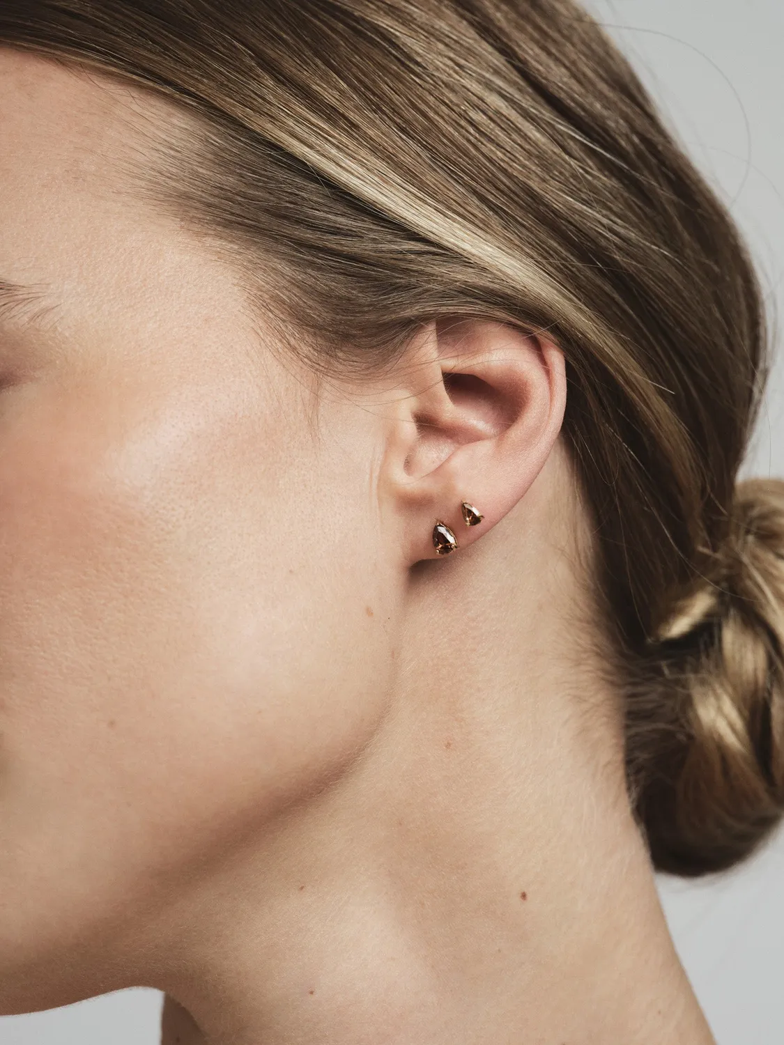 Mockberg Belle Coffee Small Studs øredobber gull zirkonia