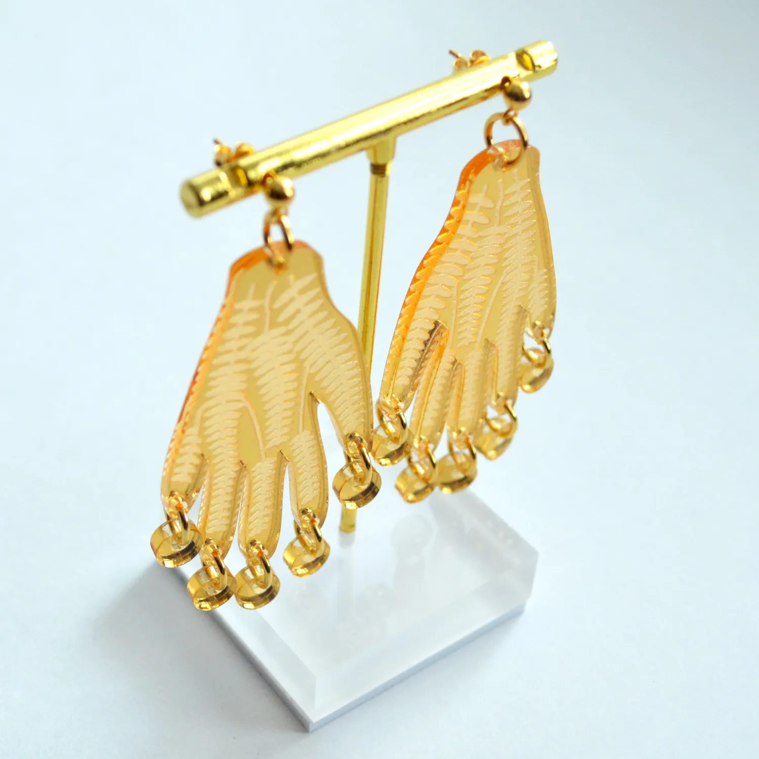 BooandBooFactory Gold Hands with Engraved Flower Vines øredobber gull