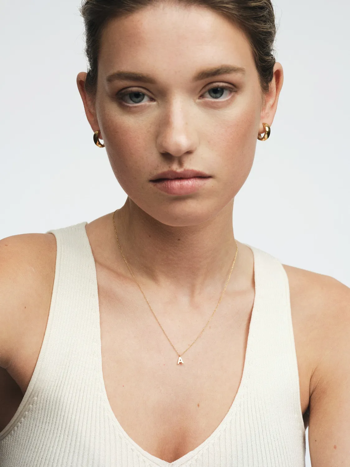 Mockberg Petite Plain Letter halskjede gull bokstav A