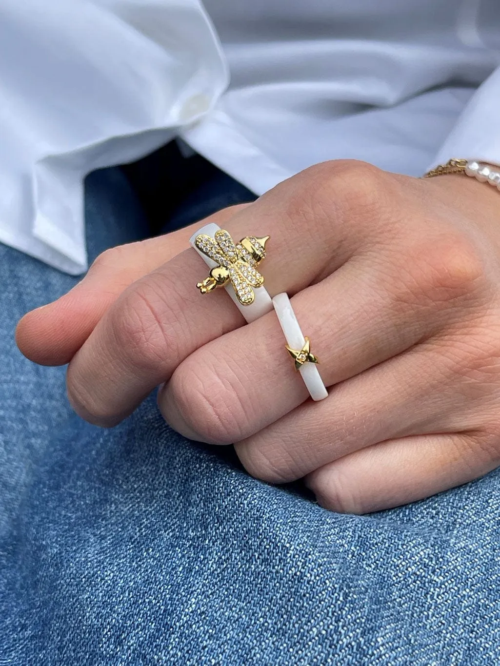 Mea Nani Bie ring hvit keramikk 18K gull 17,5