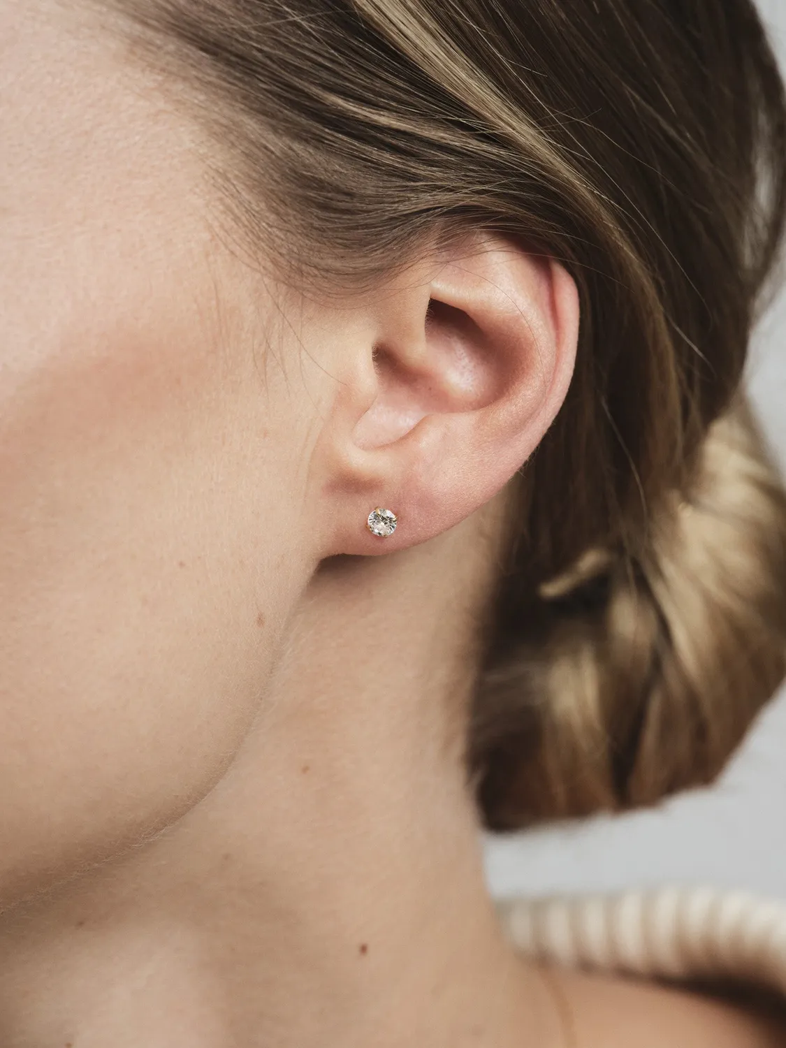 Mockberg Jolie White Medium Studs øredobber gull hvit