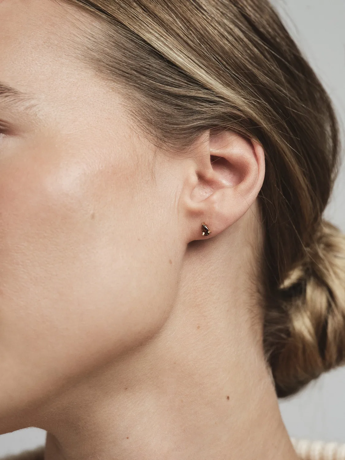 Mockberg Belle Coffee Small Studs øredobber gull zirkonia