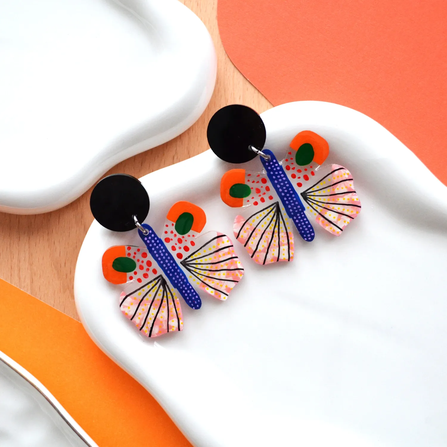 BooandBooFactory Geometric Moth øredobber akryl oransje-rosa