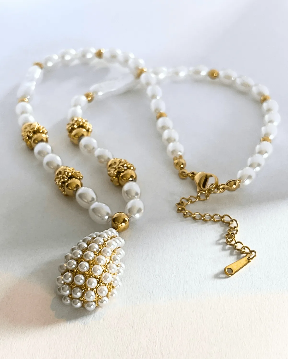 Mea Nani Golden Pearl Drop halskjede 18K perle boho