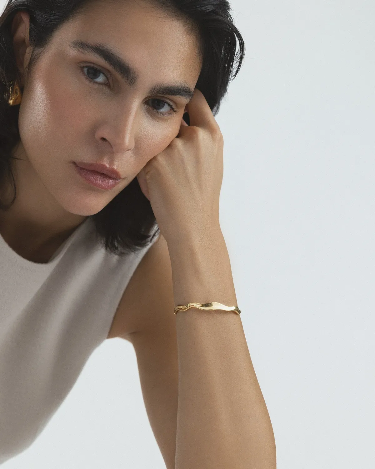 Mockberg Wavy Bolded Cuff armbånd 57x49 mm gull