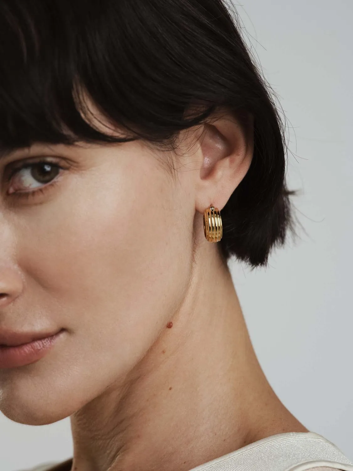 Mockberg Edge Ribbed Small Hoops øredobber gull 16 mm