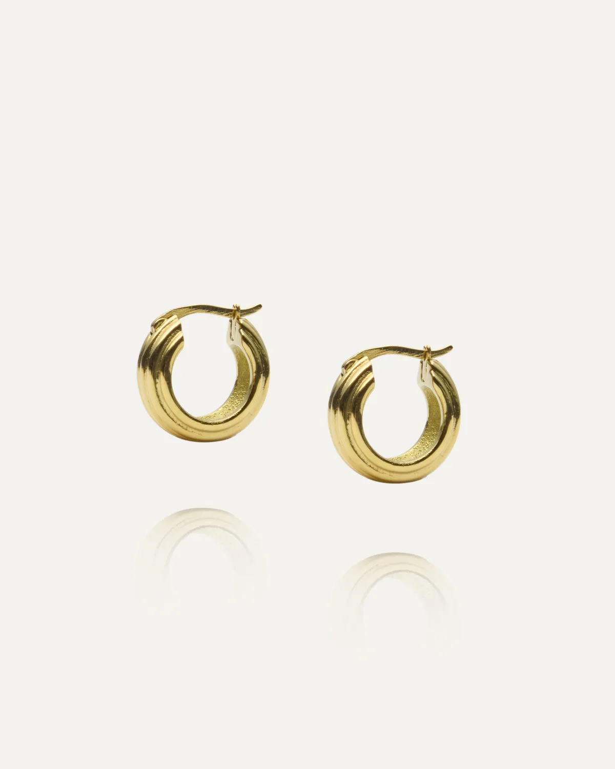 Mockberg Edge Ribbed Small Hoops øredobber gull 16 mm