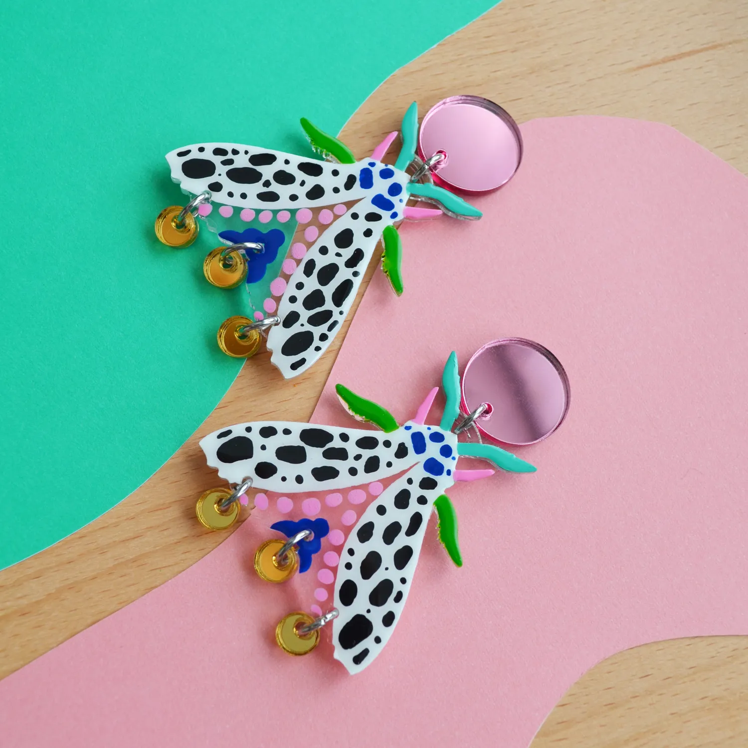BooandBooFactory Black and White Spotted Moth øredobber akryl svart hvit